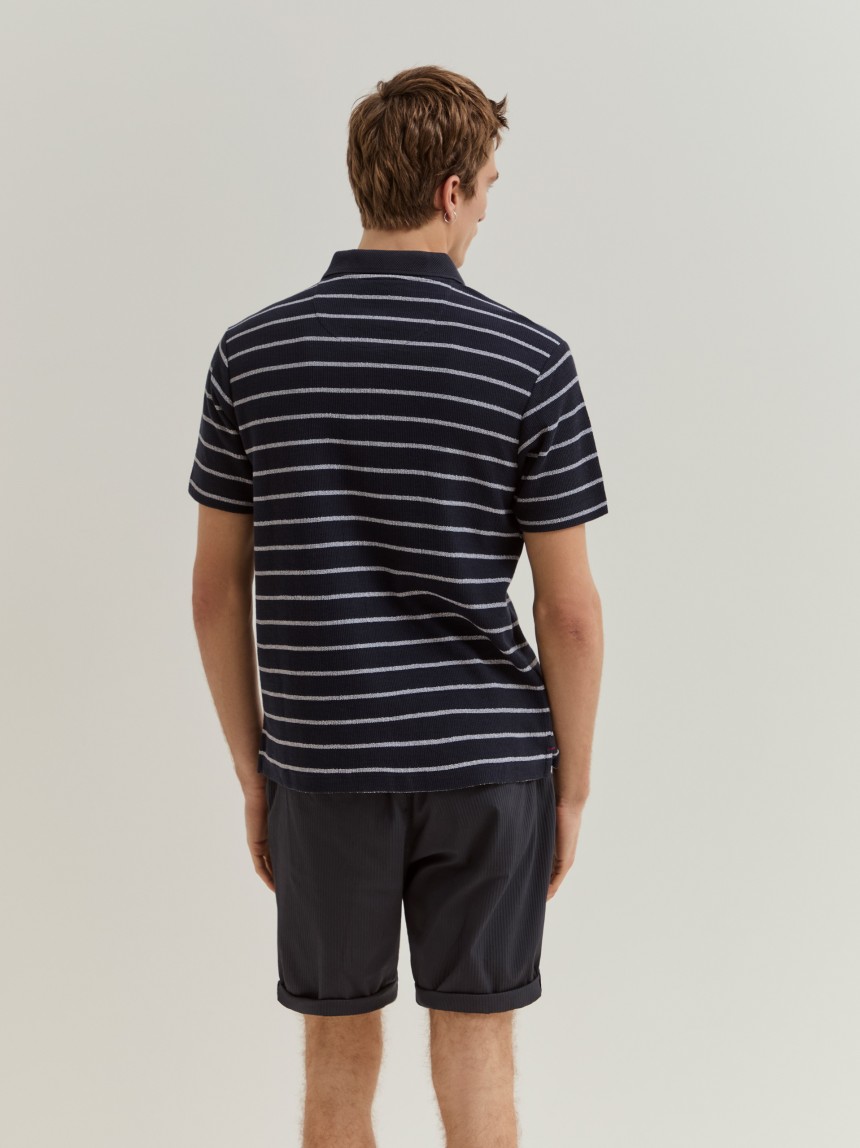 Polo camisa �s riscas