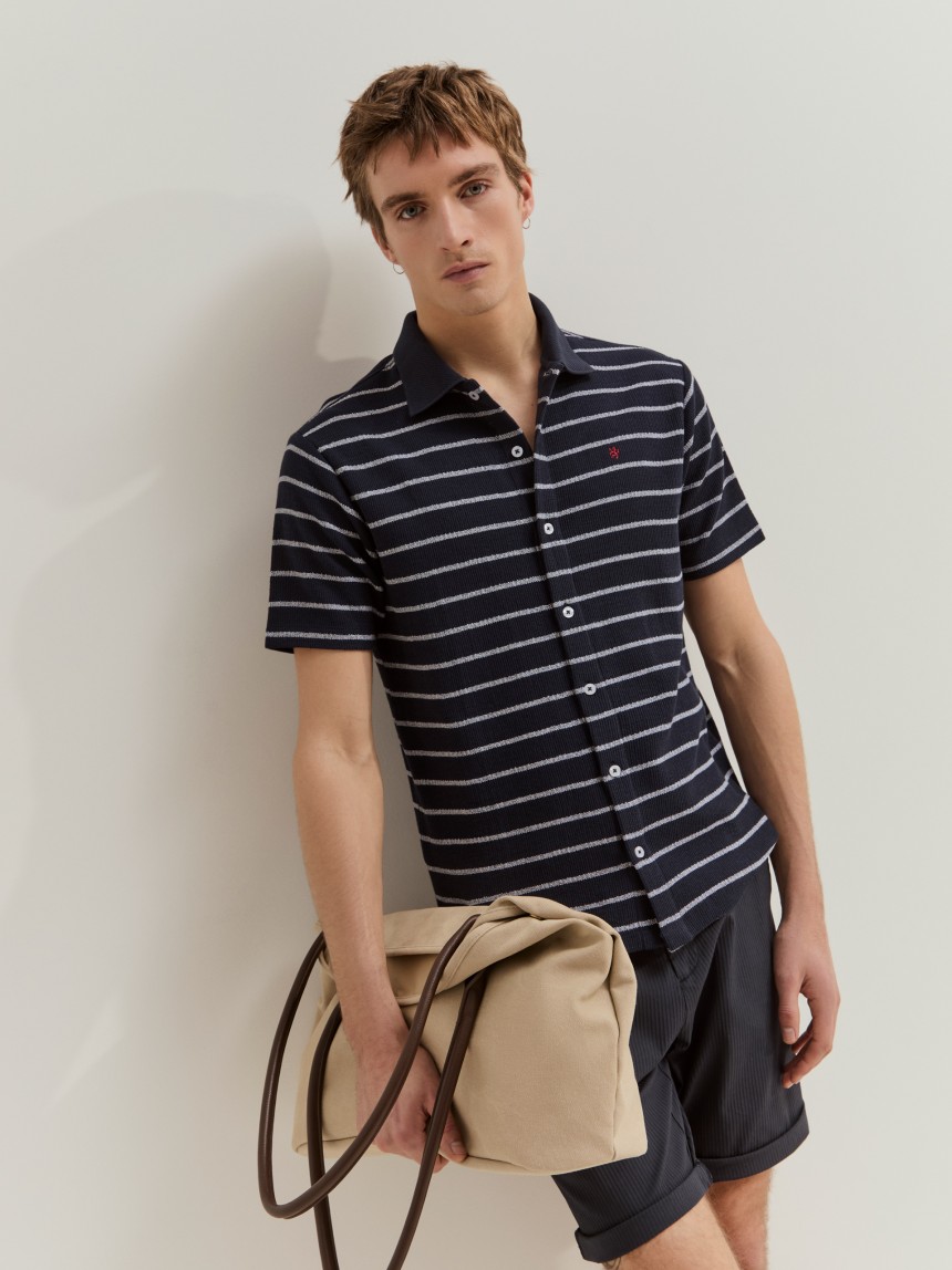 Polo camisa �s riscas