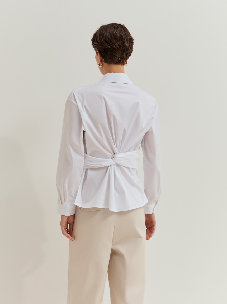 Shirt with twisted detail on the back