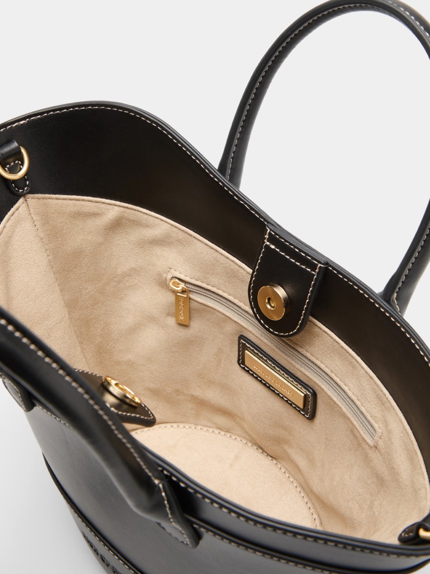 Bucket bag with charm