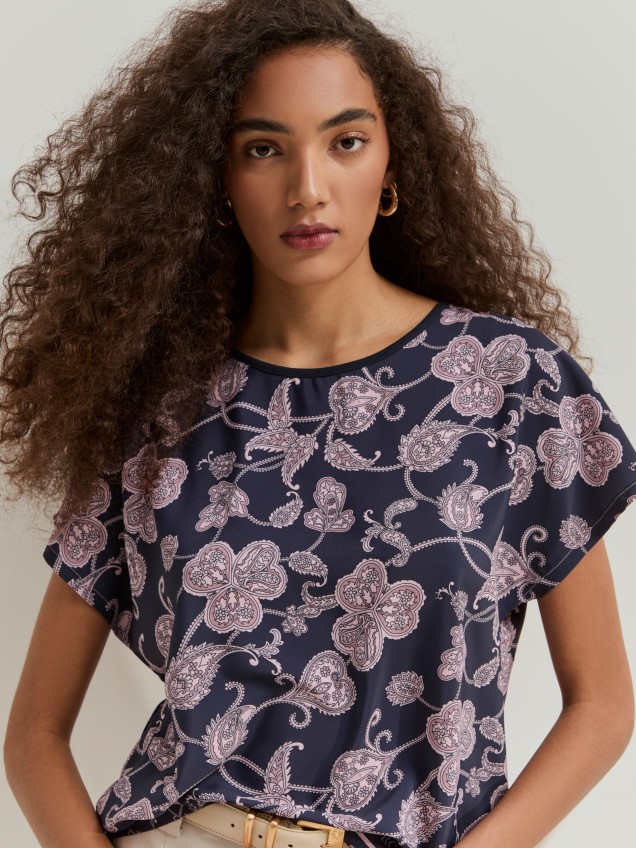 Blusa com padrão floral