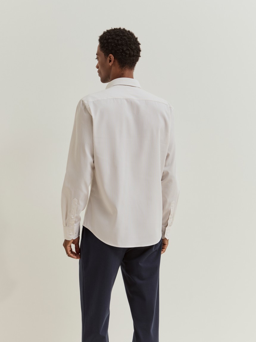 Camisa regular fit em algod�o �s riscas