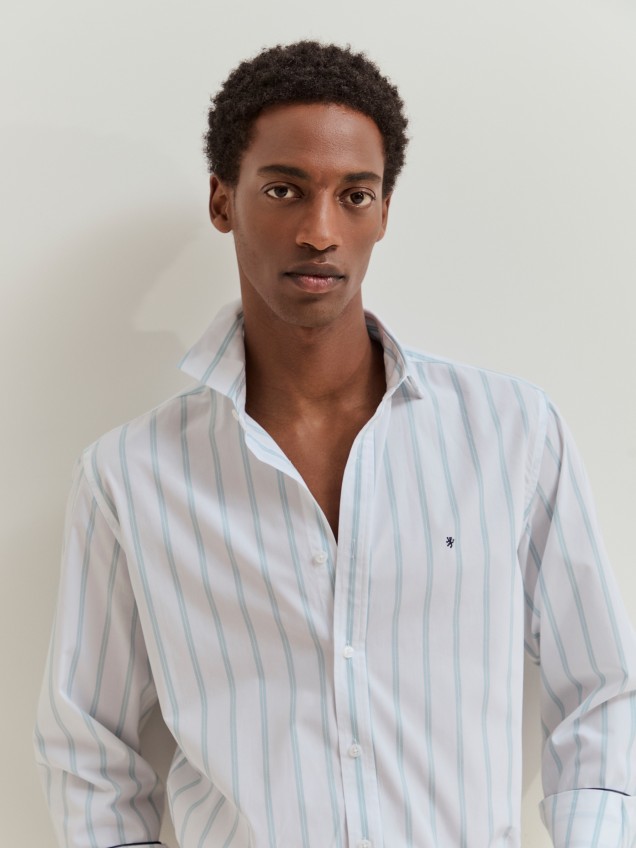 Camisa slim fit em algodão às riscas