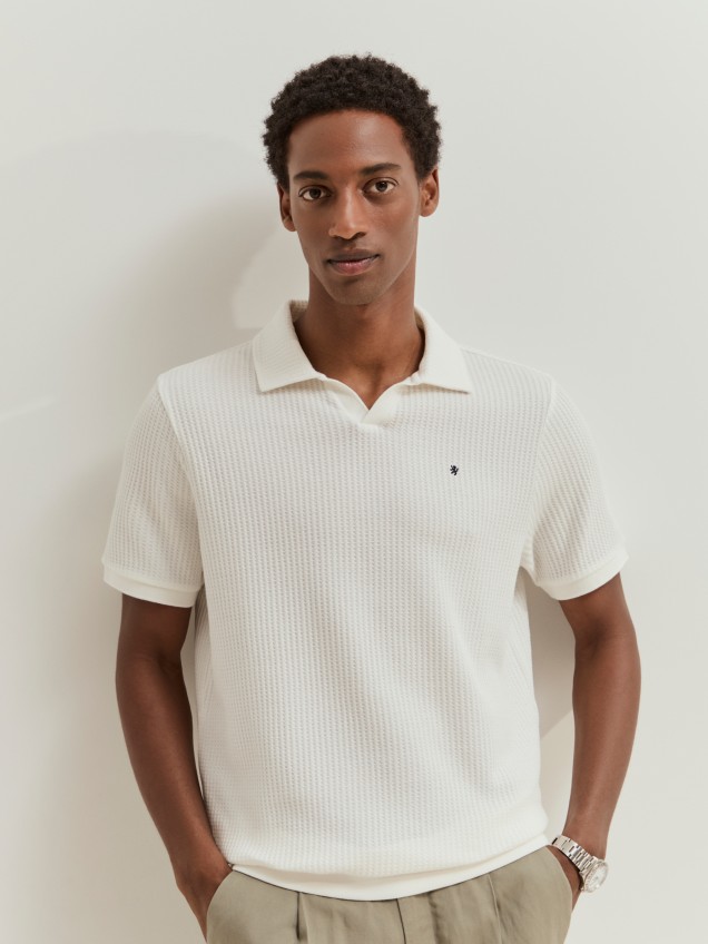 Polo de malha com textura waffle