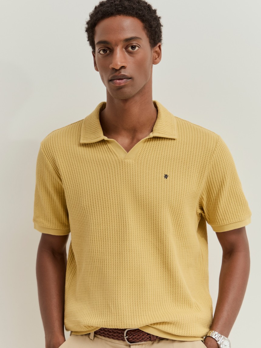 Polo de malha com textura waffle