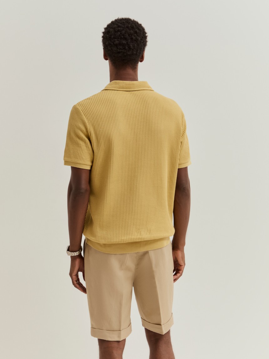 Polo de malha com textura waffle