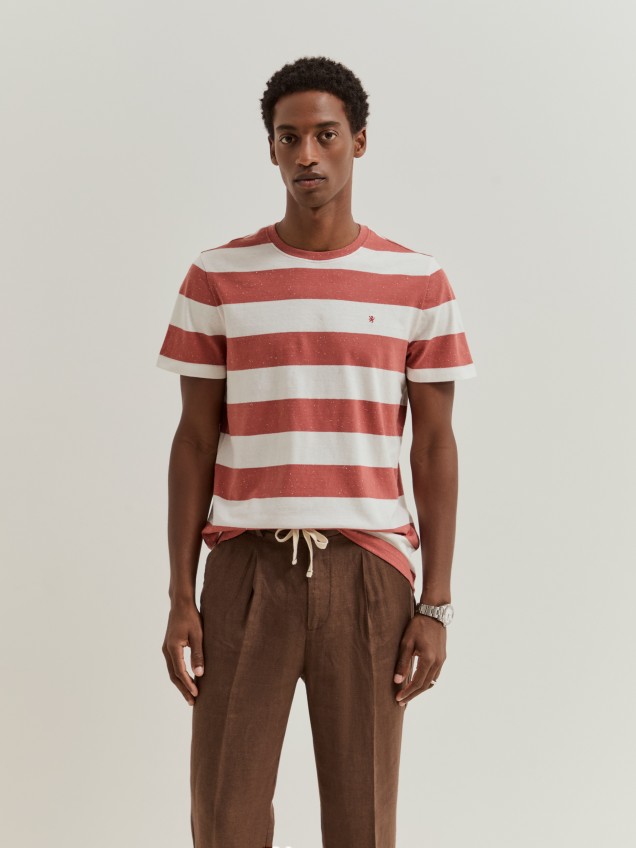 T-shirt às riscas