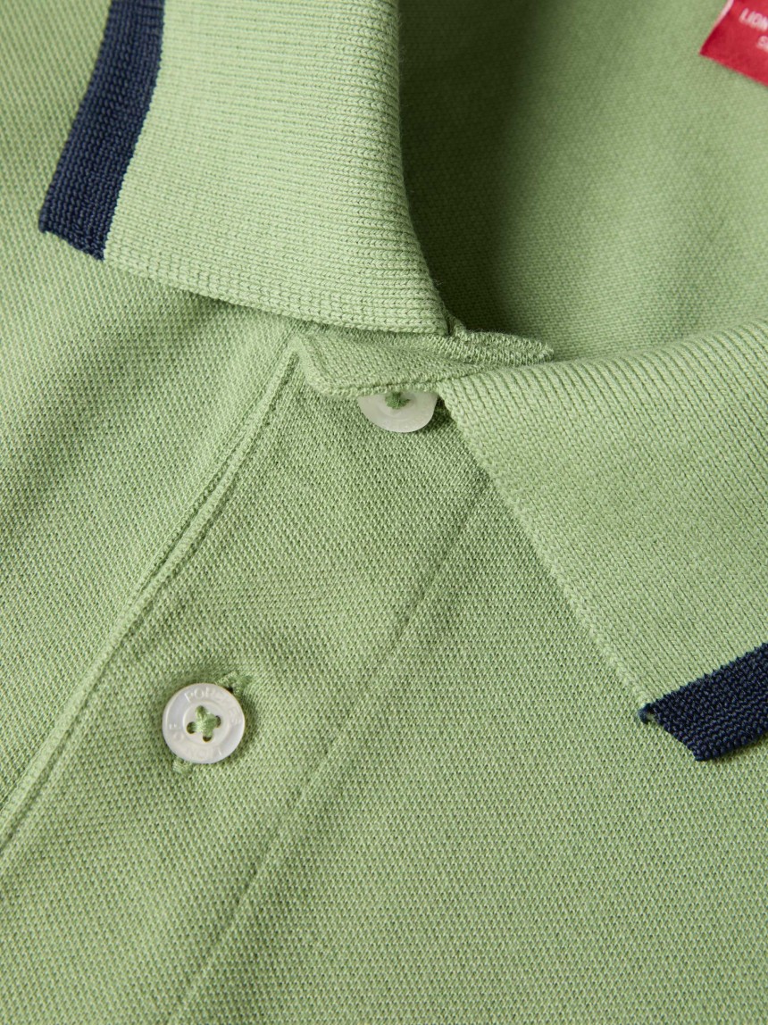 Polo piqu� com riscas e estampado