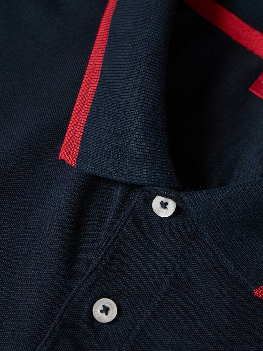 Polo piqu� com riscas e estampado
