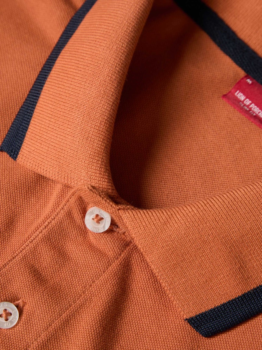 Polo piqu� com riscas e estampado