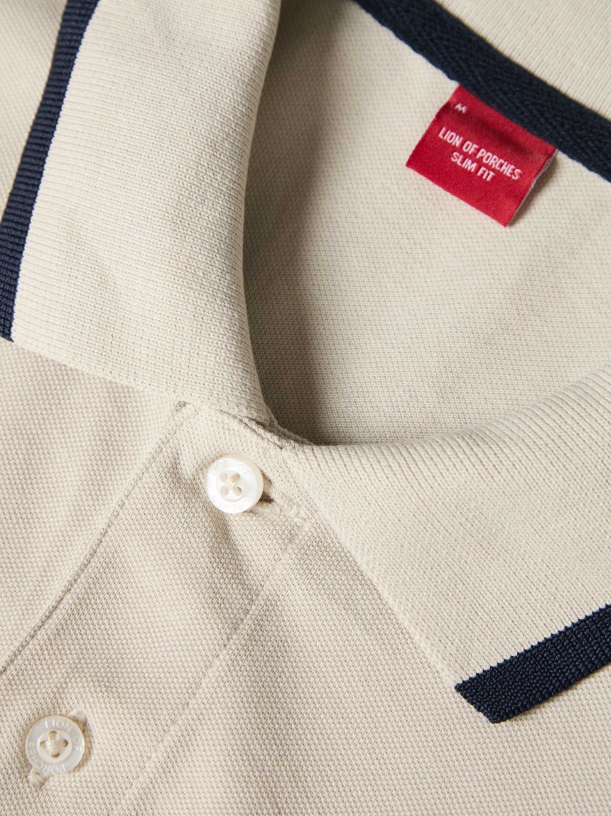 Polo piqu� com riscas e estampado