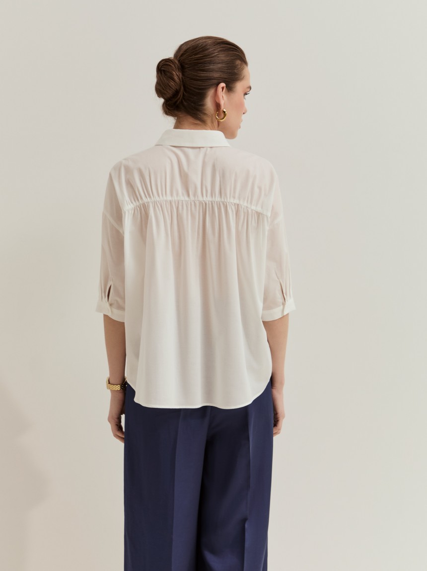 Camisa com bordado floral