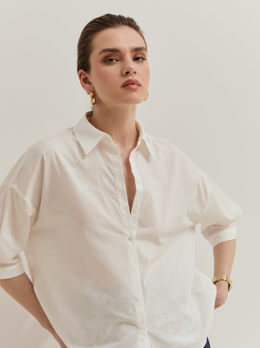 Camisa com bordado floral