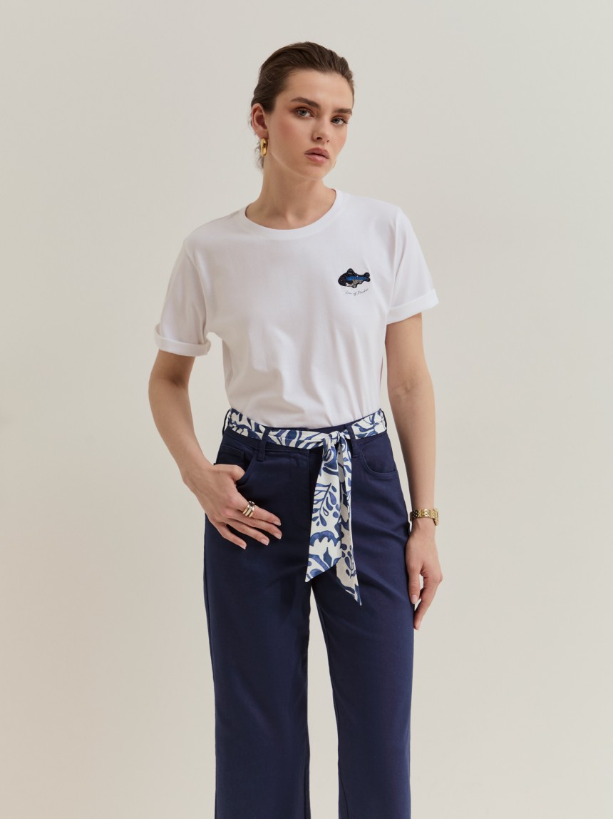 T-shirt com peixe bordado