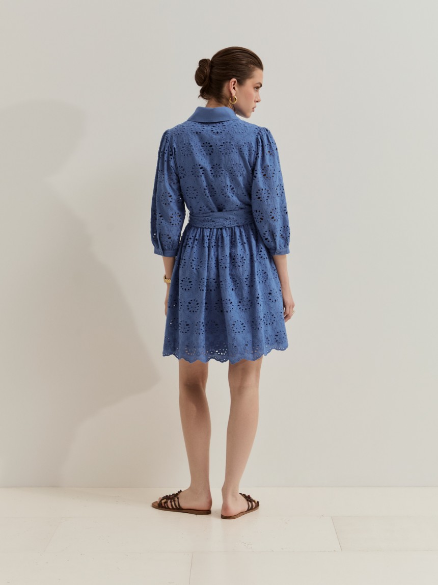 Vestido curto com bordado ingl�s