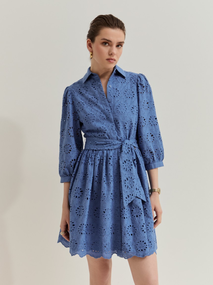 Vestido curto com bordado ingl�s