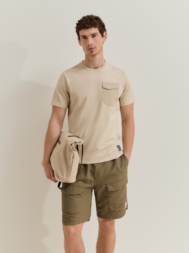 T-shirt com bolso