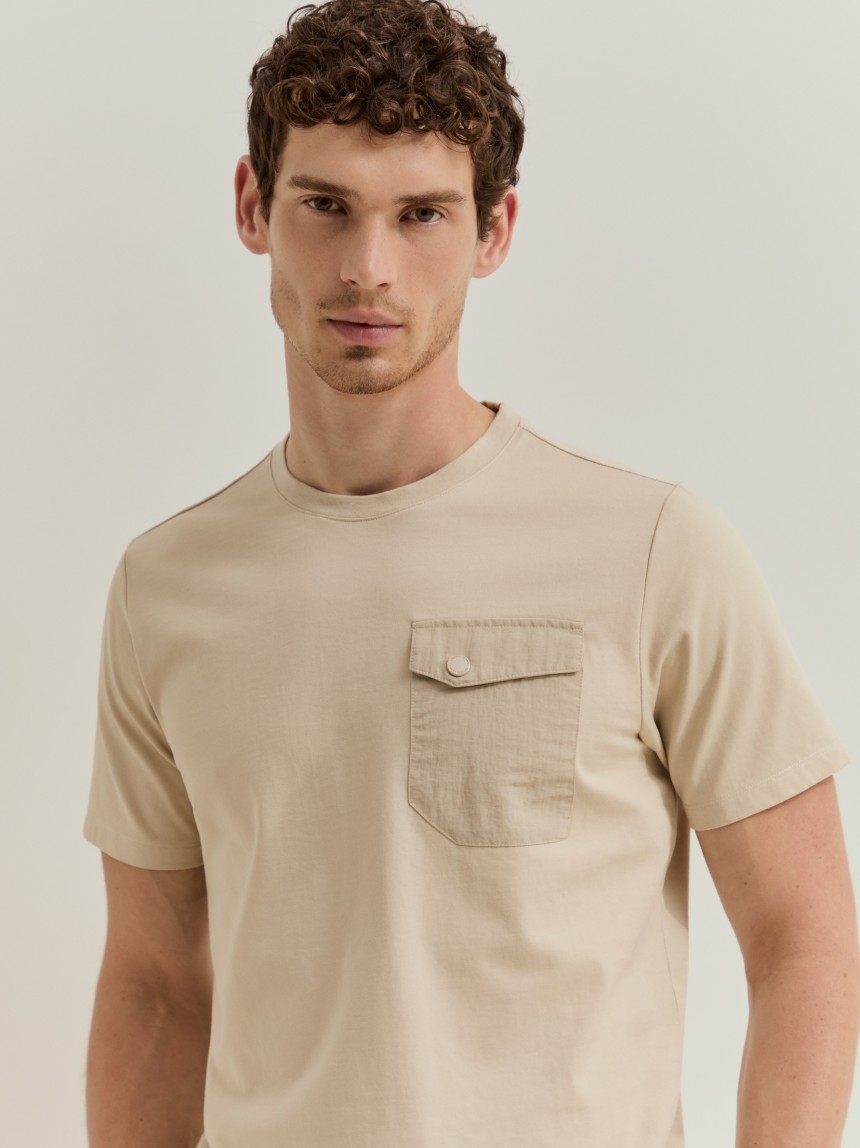 T-shirt com bolso