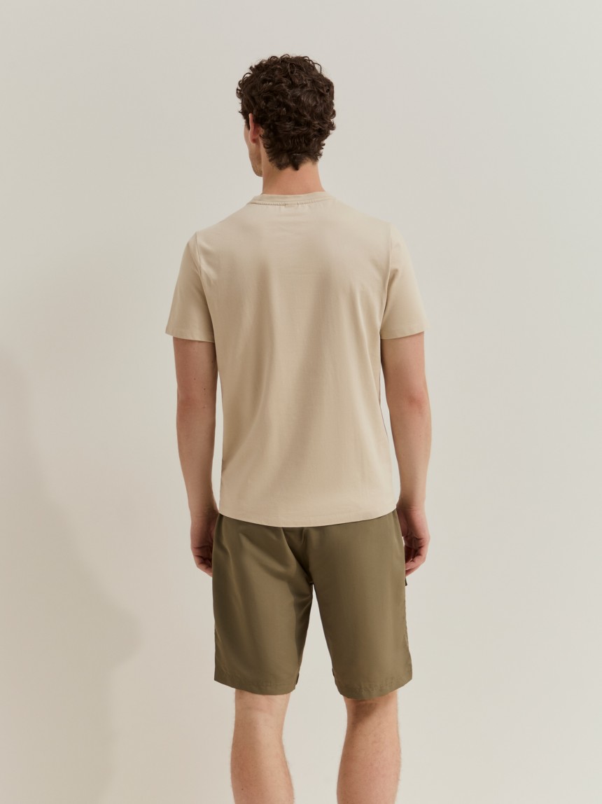 T-shirt com bolso