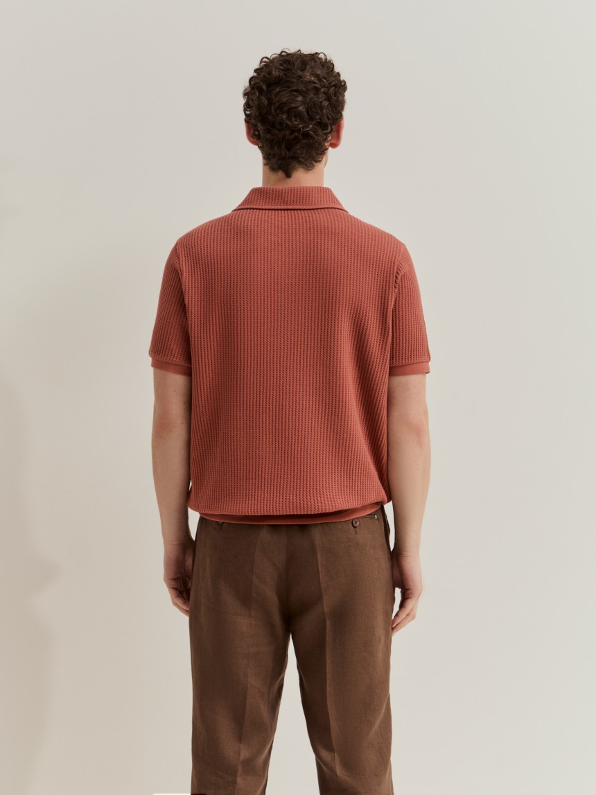 Polo de malha com textura waffle