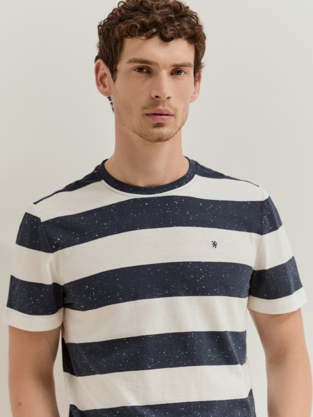 T-shirt às riscas