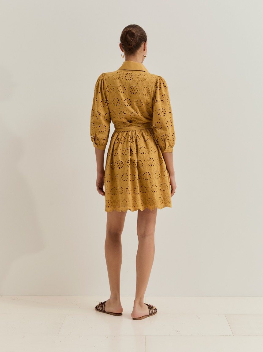 Vestido curto com bordado ingl�s