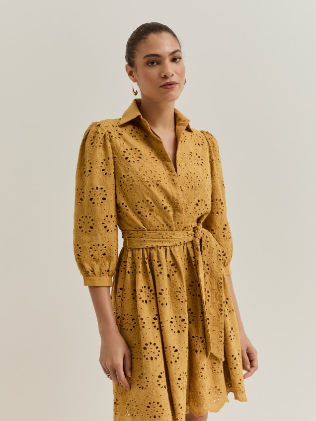 Vestido curto com bordado inglês