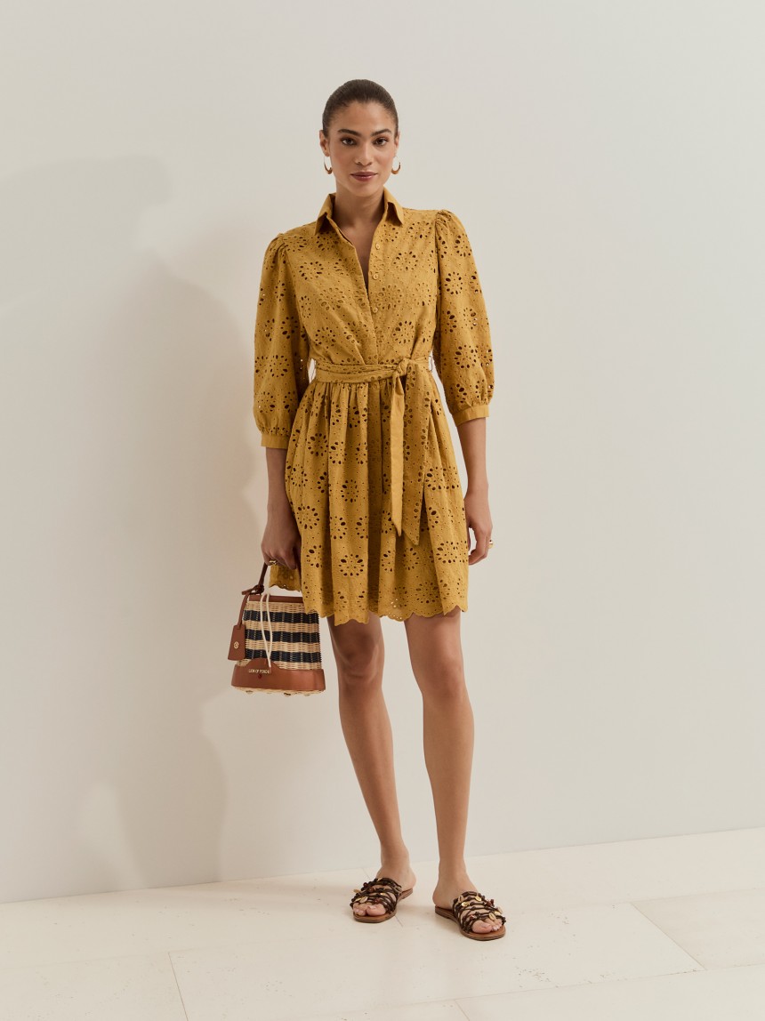 Vestido curto com bordado ingl�s