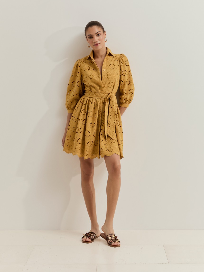 Vestido curto com bordado ingl�s