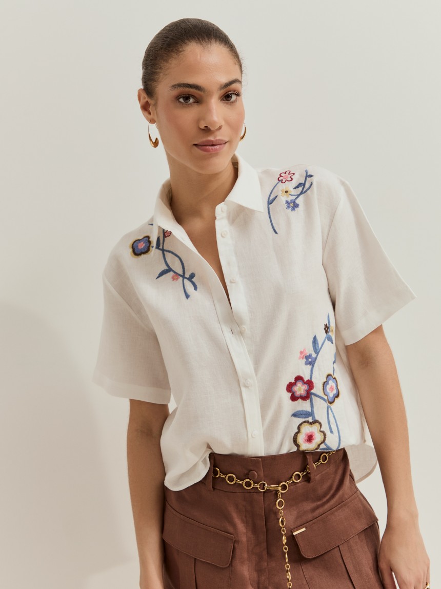 Camisa con bordado floral