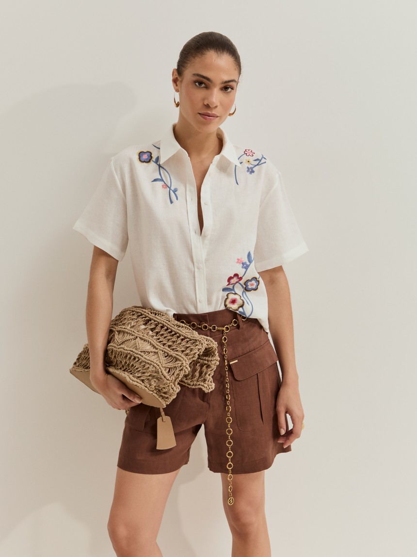 Camisa con bordado floral