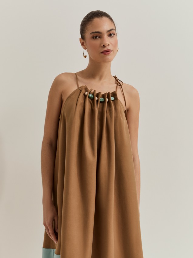 Vestido midi bicolor com pedras