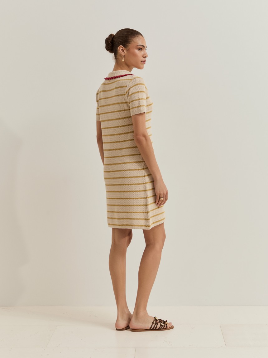 Vestido em malha �s riscas