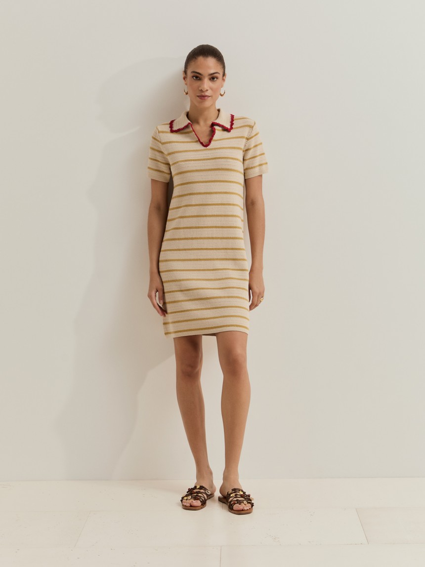 Vestido em malha �s riscas