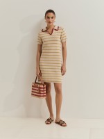 Vestido em malha �s riscas