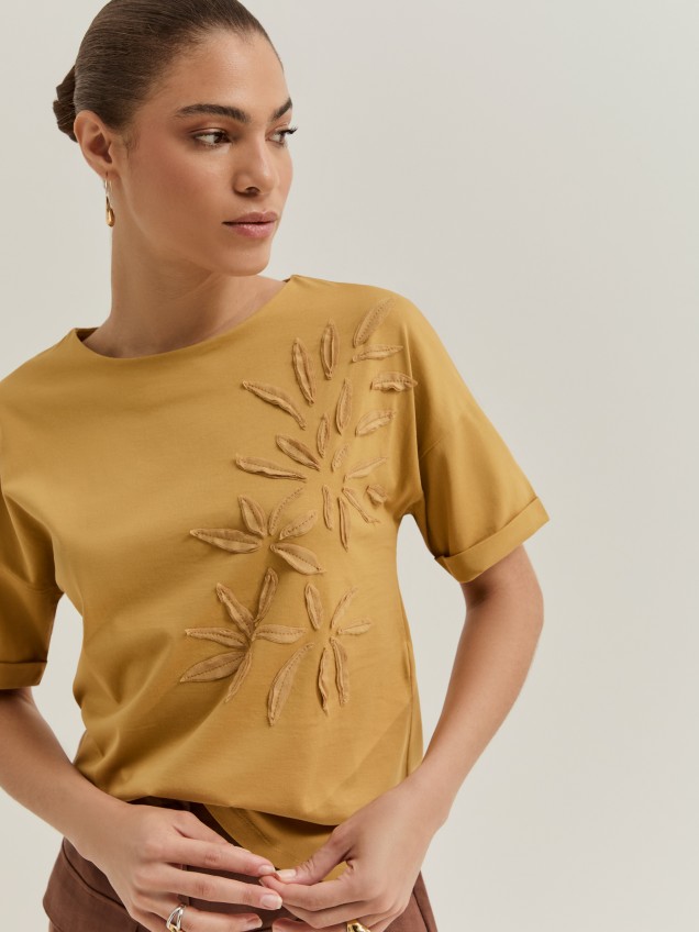 T-shirt com aplicação de folhas