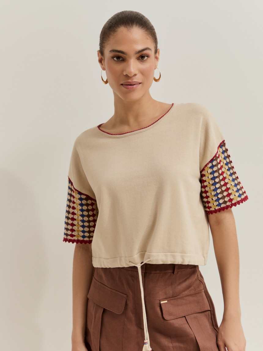 T-shirt com mangas tricotadas
