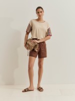 T-shirt com mangas tricotadas