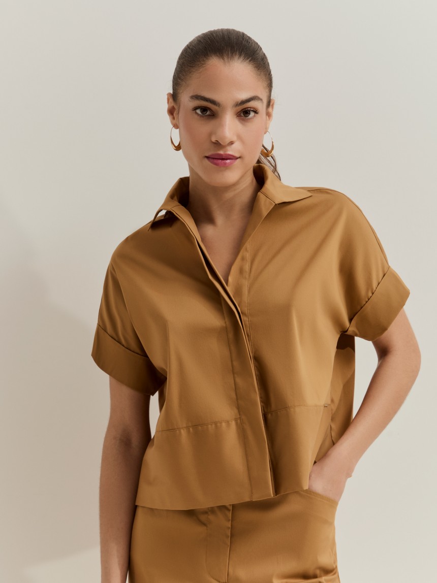 Short-sleeved blouse
