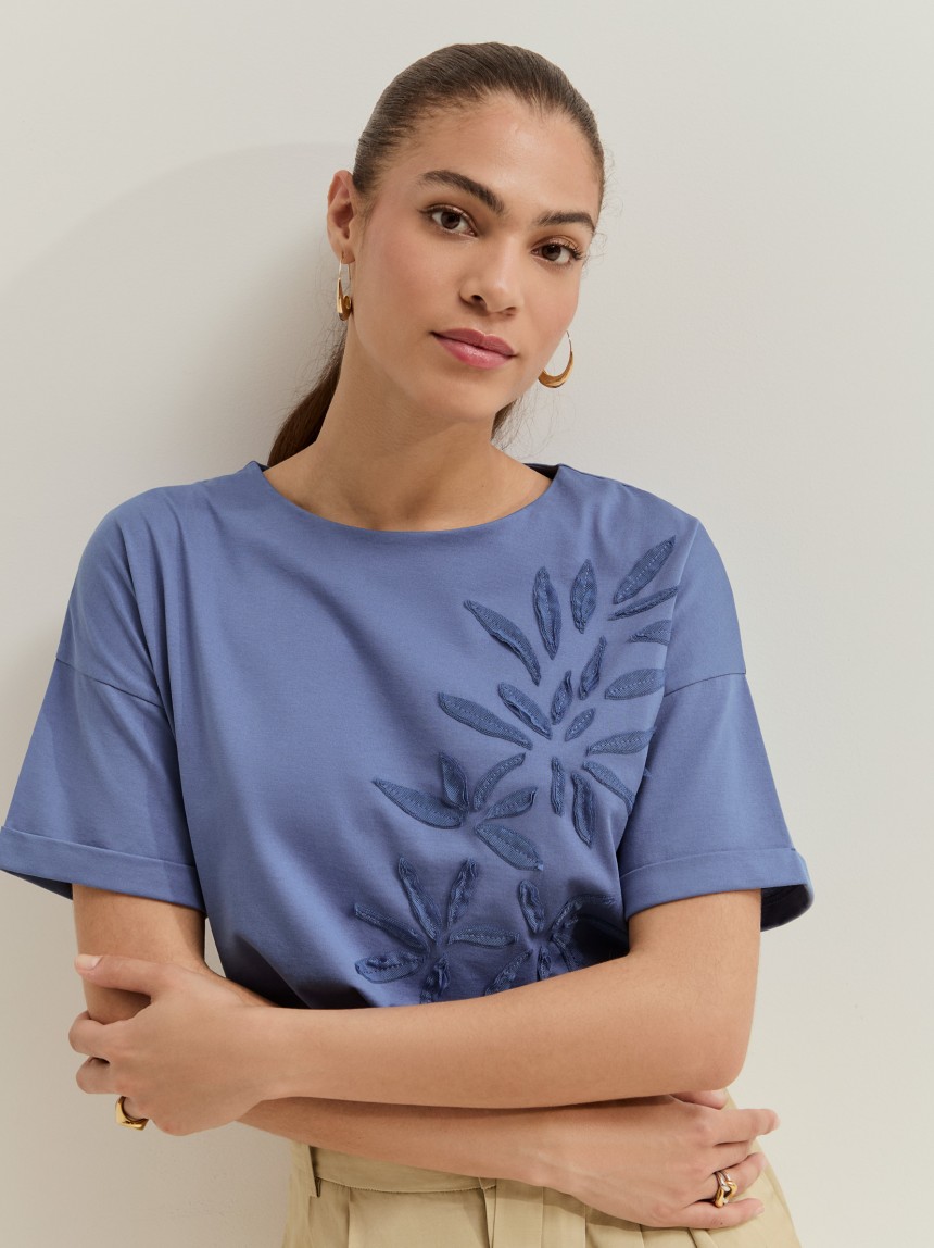 T-shirt with leaf application