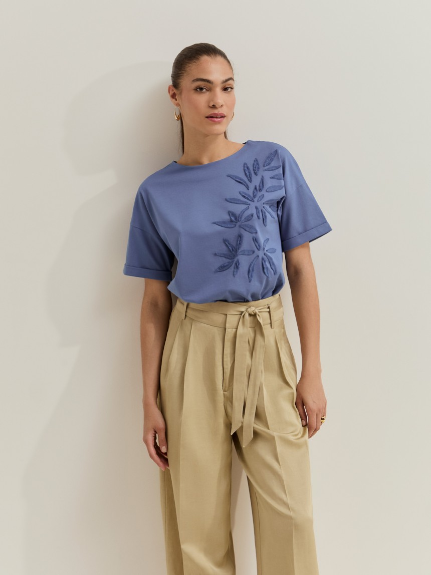 T-shirt with leaf application