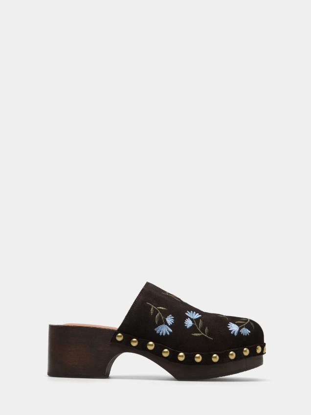 Suede clogs