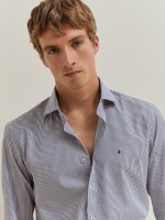 Camisa de corte ajustado a rayas