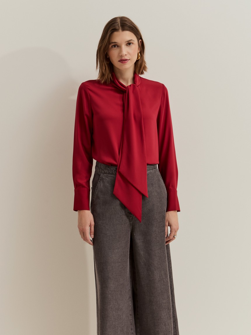 Flowy blouse with a bow.