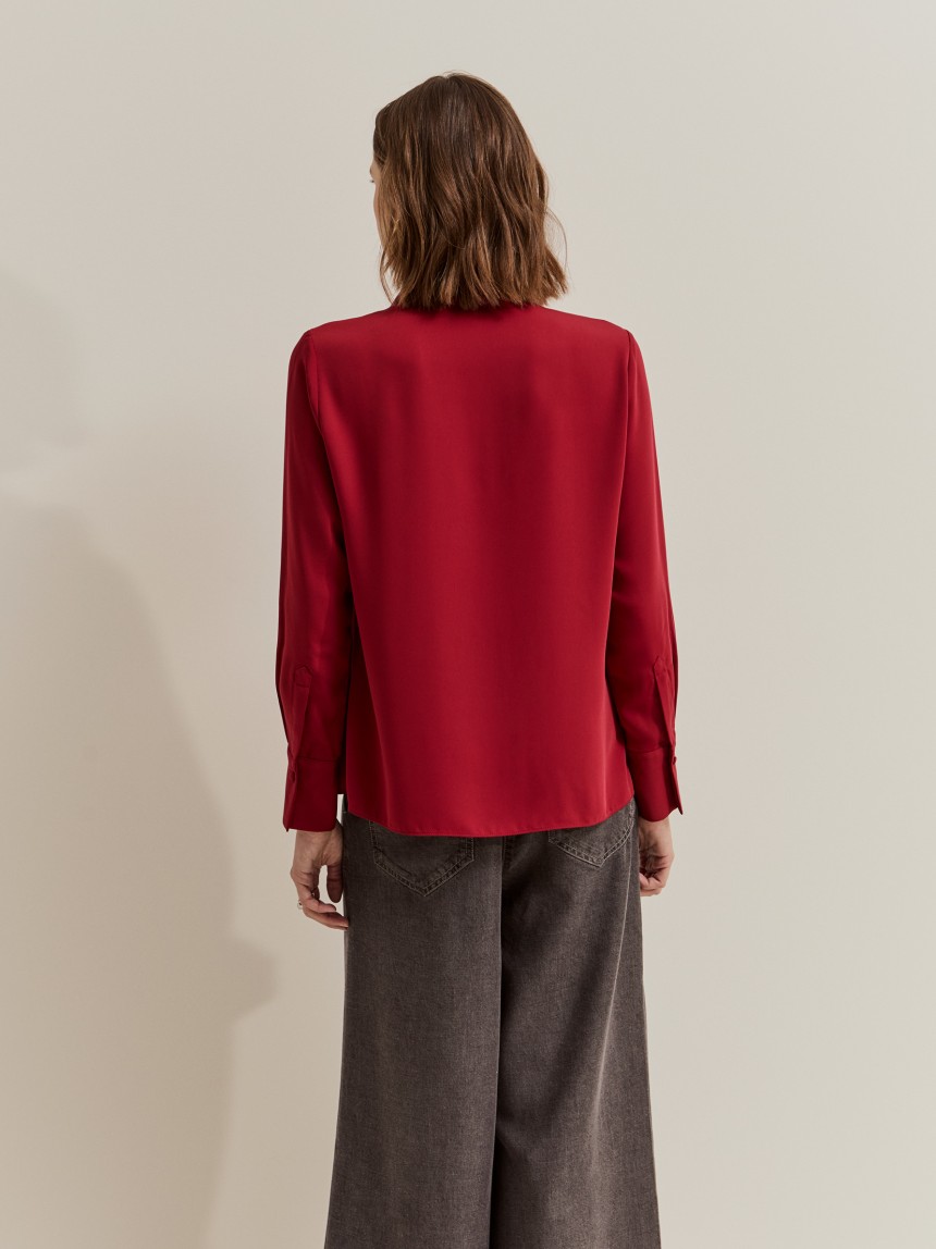 Flowy blouse with a bow.