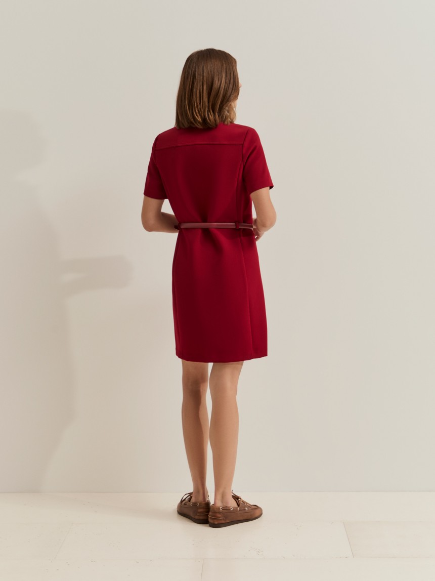 Vestido curto com cinto