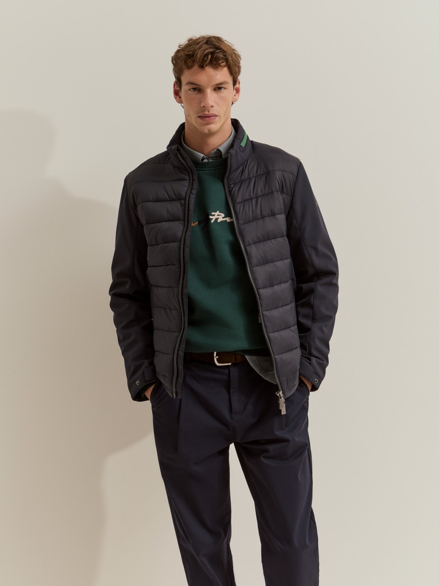 Chaqueta con capucha