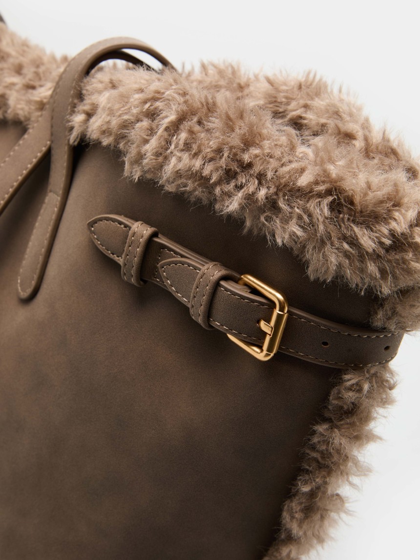 Bolso tote grande con pelo