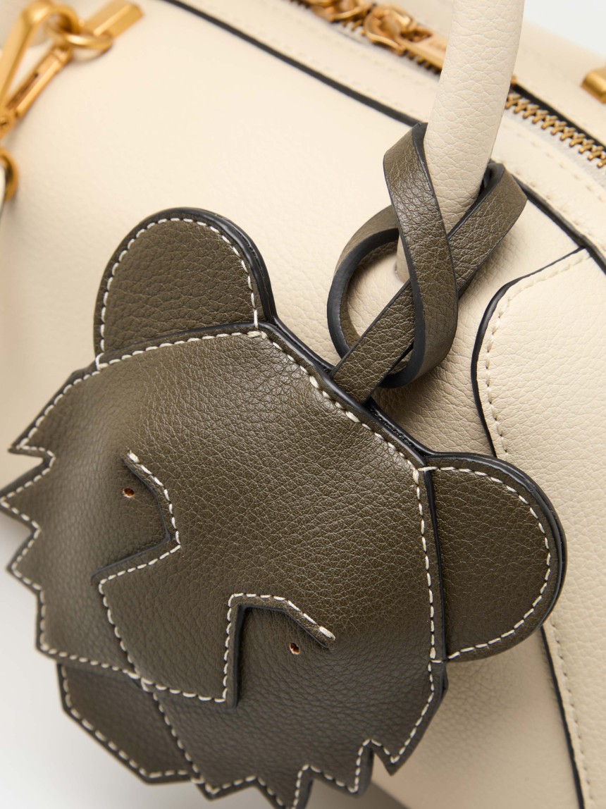 Bolso de mano con colgante