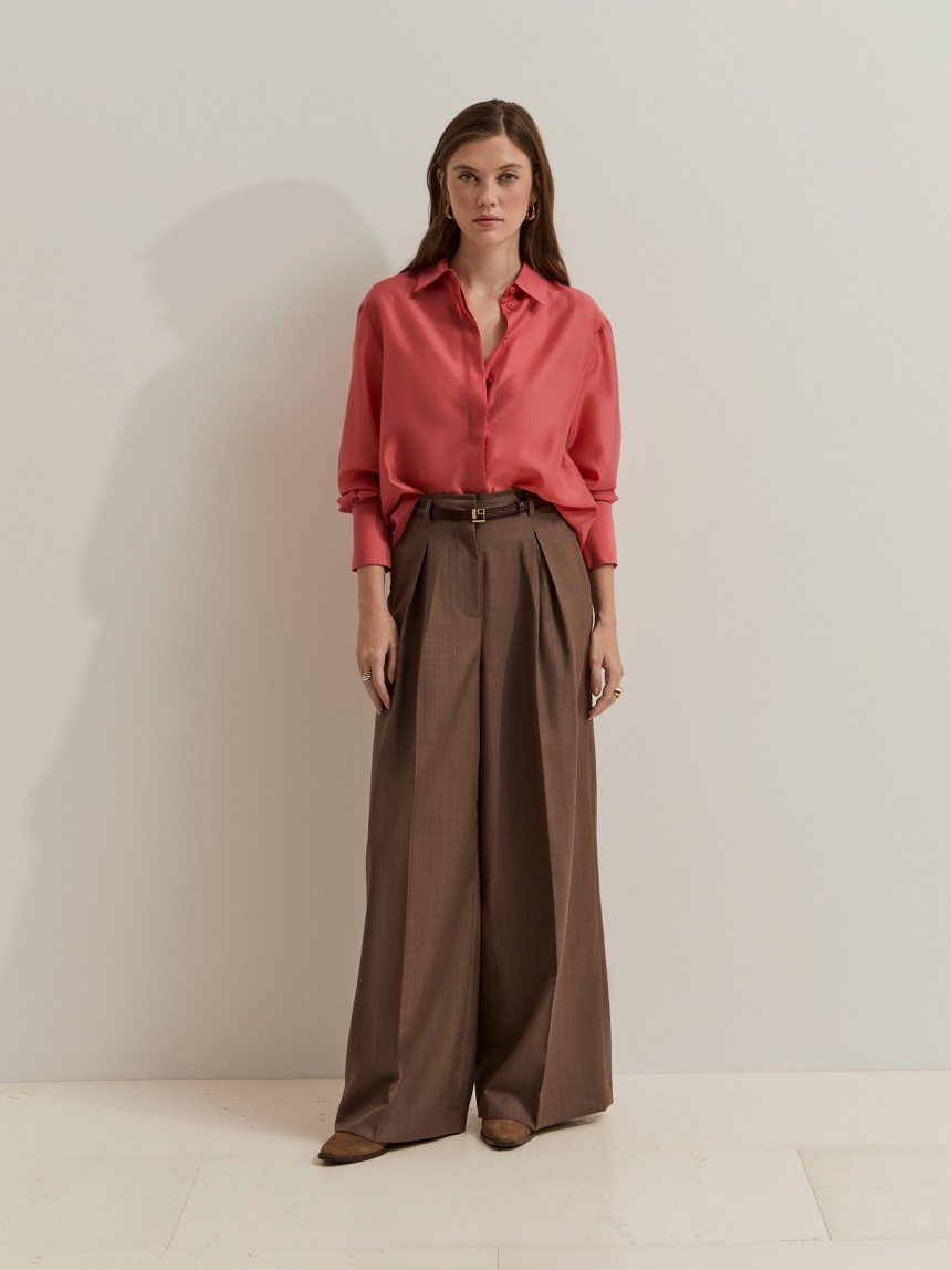 Pantalones anchos con pliegues